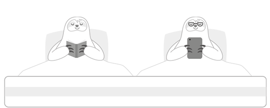 Zwei Faultiere lesen im Bett